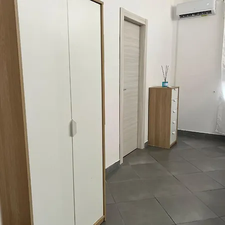 לינה וארוחת בוקר Elios In *